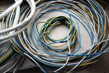 Bunte Kabel für die Elektroinstallation bei der Renovierung eines Bauernhaus auf einem Bauernhof...