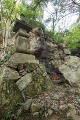 石灯籠と滝