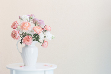Obraz na płótnie Canvas beautiful roses in ceramic white jug
