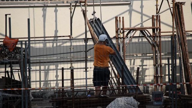 Montaggio di un ponteggio ft9108_0556 Assembly of a scaffolding