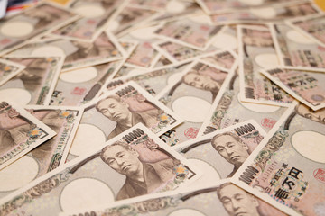 敷き詰められた沢山の日本のお金
