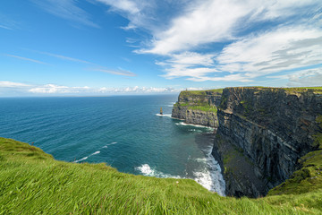 Vista panoramica delle scogliere di Moher, una delle attrazioni turistiche pi&ugrave; popolari in Irlanda, Contea di Clare