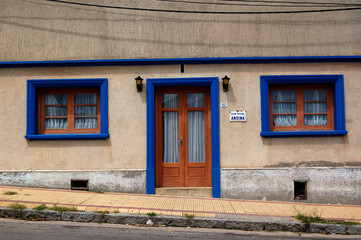 casa antigua color azul simetrica