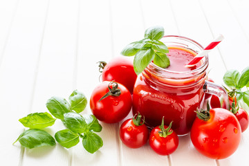 トマトジュースと新鮮なトマト