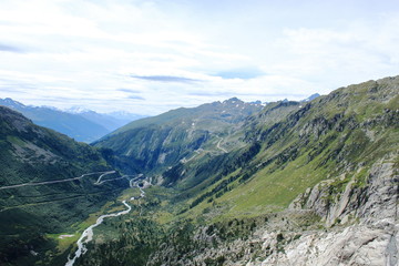 Fototapeta premium Panoramiczny widok w Alpach Szwajcarskich. Kręta droga na szczyt góry. Euro-trip. Na wolnym powietrzu. Selektywna ostrość