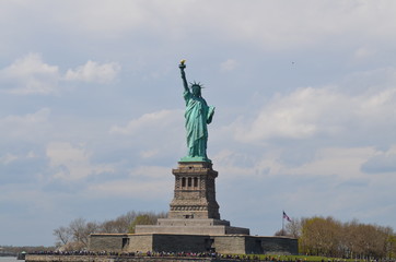 Obraz premium Statua Wolności sfotografowana z daleka z łodzi na rzece Hudson