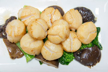  scallop cooking with vegetables and mushroom