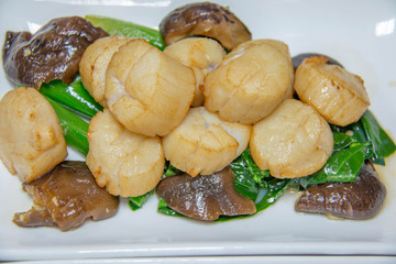 scallop cooking with vegetables and mushroom
