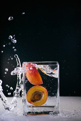 Nectarine plongeant dans un vase rempli d'eau