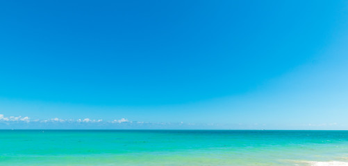 Fototapeta na wymiar Blue sky over world famous Miami Beach