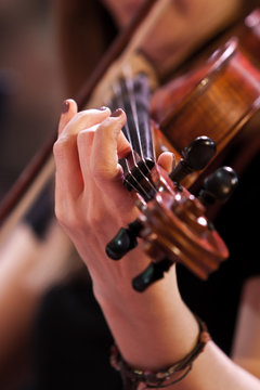 Hand girl playing the violin closeup