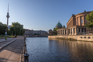 Die Spree im Sommer in Berlin © parallel_dream