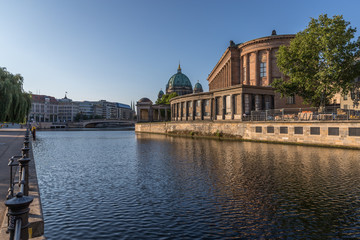 Naklejka premium Die Spree im Sommer in Berlin