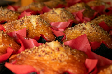 Típico pan dulce mexicano preparado en panadería, llamado panqué con nuez