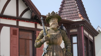 Fototapeta premium Reutlingen, Deutschland: Diese Statue von Kaiser Maximilian II (Maximilianbrunnen) von 1570 steht auf dem Reutlinger Marktplatz
