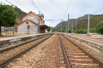 Estación de tren con montañas al fondo 