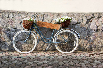 Fototapeta na wymiar A old bicycle with basket, as devorative thng..