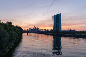Frankfurt Main Sonnenuntergang Skyline Osthafen EZB Europäische Zentralbank Abendrot blauer Himmel Wellen Boot Wasser Bäume Natur