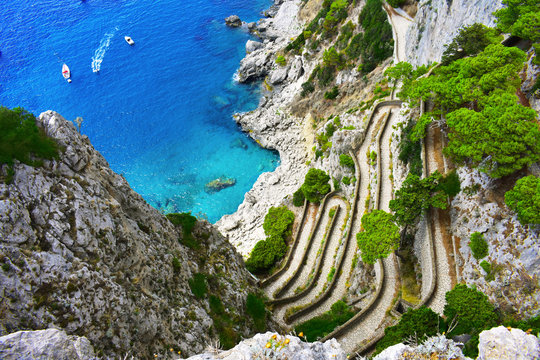 Vista dai giardini di Augusto a Capri in Italia