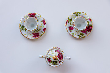 Miniatur-Kaffe-Service / -Tee-Service aus blumig verziertem Porzellan mit edler Goldkante lädt zum...