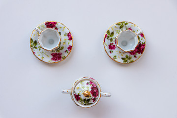 Miniatur-Kaffe-Service / -Tee-Service aus blumig verziertem Porzellan mit edler Goldkante lädt zum Kaffeeklatsch und Teetrinken mit Freunden und Verwandten ein