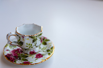 Miniatur-Kaffe-Service / -Tee-Service aus blumig verziertem Porzellan mit edler Goldkante lädt zum...