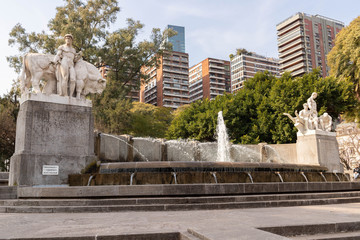 Monumento en plaza de ciudad