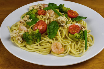 spaghetti with vegetables and shrimp