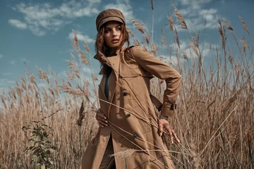 Schönes junges stilvolles Mädchen im Trenchcoat, das Herbst- oder Frühlingsstraße geht. Outdoor-Mode für den Herbst. © svitlychnaja
