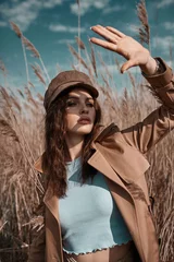 Schönes junges stilvolles Mädchen im Trenchcoat, das Herbst- oder Frühlingsstraße geht. Outdoor-Mode für den Herbst. © svitlychnaja