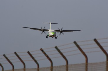 Avión aterrizando en el aeropuerto de Arrecife, Lanzarote, España