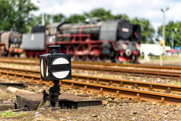 alte Dampflokomotive in einem Bahnhof