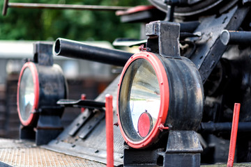 alte Dampflokomotive in einem Bahnhof