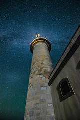 Faro con cielo estrellado inmenso