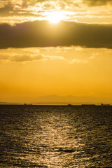 海と雲を出て波間を照らす朝日DSC4730