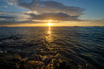 波間を磯まで光の道を作る朝日DSC4843.