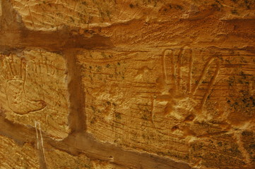 Obraz premium Hand carved on an ancient wall