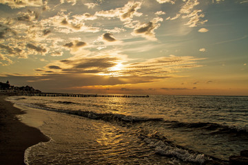 Sonnenuntergang mit schöner Wolkenformation über dem Meer in Kühlungsborn