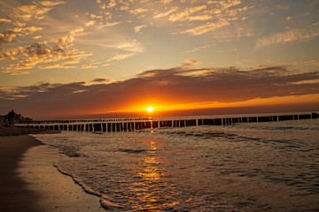 Sonnenuntergang mit schöner Wolkenformation über dem Meer in Kühlungsborn