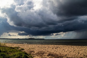 dunkle Wolkenfront über der Ostsee