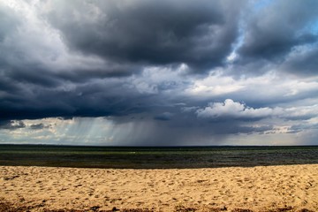 dunkle Wolkenfront über der Ostsee