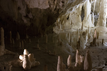 grotta con stalattiti e stalagmiti