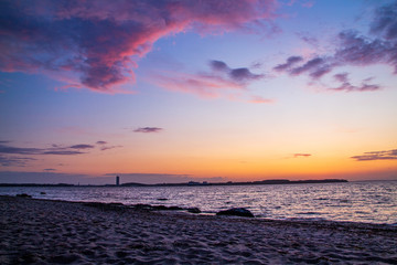 lila Wolken über dem Meer 