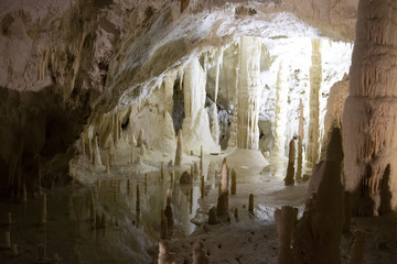 grotta con stalattiti e stalagmiti