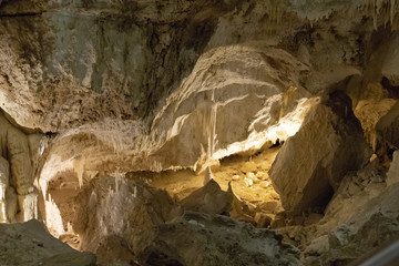 grotte con salagmiti e stalattiti
