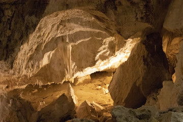 grotte con salagmiti e stalattiti