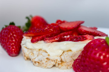 Rice biscuit with cream and strawberries.