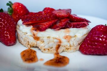 Rice biscuit with cream and strawberries.