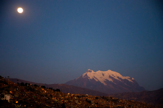 La Paz, el nevado illimani con la luna de agosto