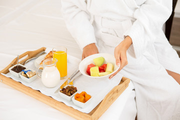 Obraz na płótnie Canvas Breakfast served in hotel bed